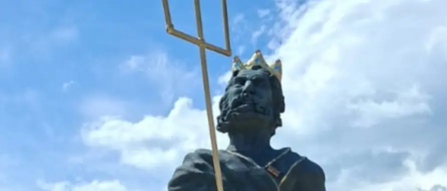 Al Parco degli Dei di Roccella Ionica emerge la statua di Poseidone realizzata da Mariella Costa\n