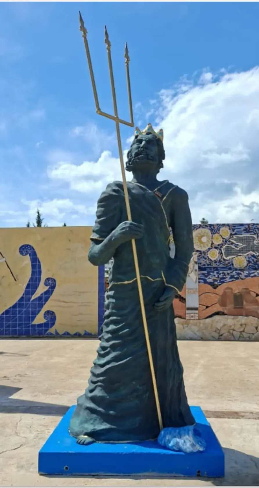 Al Parco degli Dei di Roccella Ionica emerge la statua di Poseidone realizzata da Mariella Costa\n