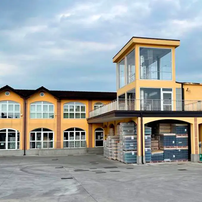 <p>Operaio cade nel serbatoio di una distilleria del Gruppo Caffo in Friuli e muore. L’azienda: «Non sembra un incidente»</p>