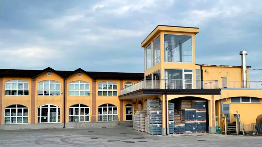 <p>La&nbsp;distilleria&nbsp;Durbino Friulia di Pasian di Prato (Udine)</p>\\n