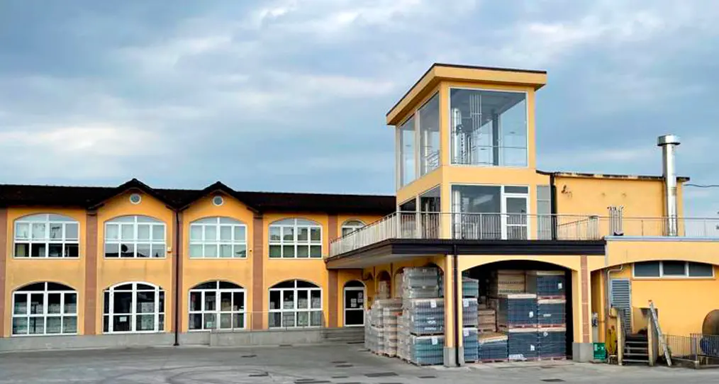 Operaio cade nel serbatoio di una distilleria del Gruppo Caffo in Friuli e muore. L’azienda:\u00A0«Non sembra un incidente»\n