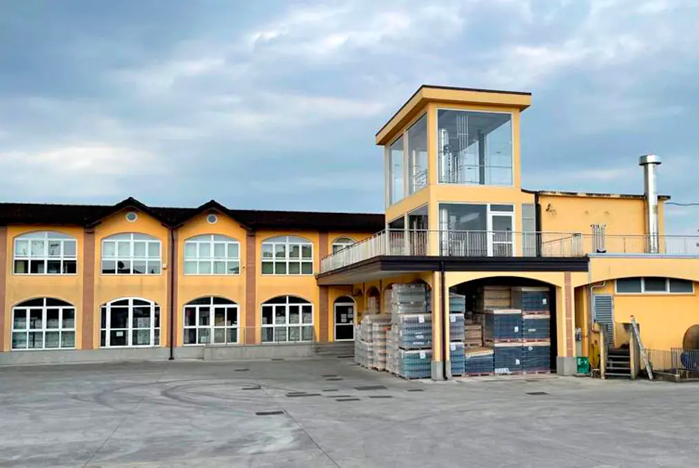 Operaio cade nel serbatoio di una distilleria del Gruppo Caffo in Friuli e muore. L’azienda:\u00A0«Non sembra un incidente»\n