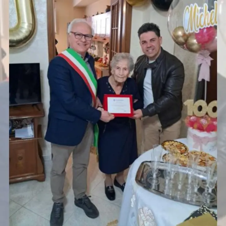 San Costantino Calabro, comunità in festa per i cento anni di nonna Michelina Mazzotta