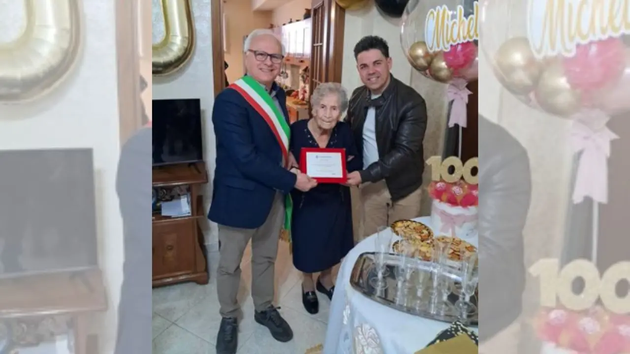 San Costantino Calabro, comunità in festa per i cento anni di nonna Michelina Mazzotta