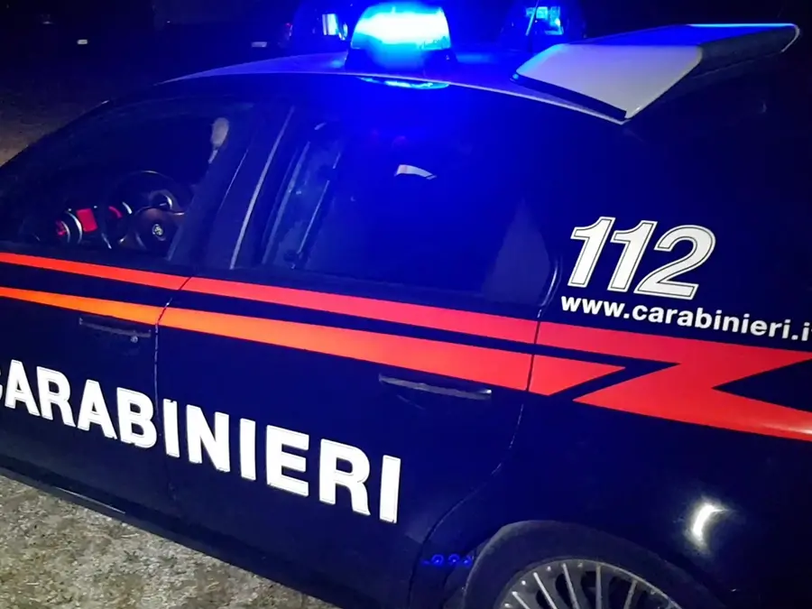 Vibo, altri spari nella notte dopo la fiaccolata anti ‘ndrangheta: 10 colpi contro l’auto di un cameriere a San Gregorio d’Ippona