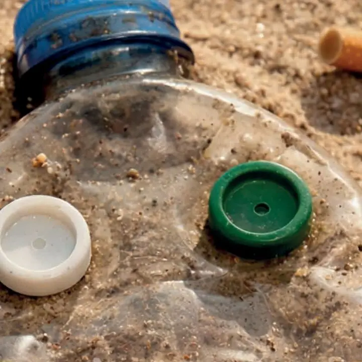 Mozziconi e plastica invadono le spiagge, anche in Calabria scatta la mobilitazione di Legambiente per la Giornata del mare\n