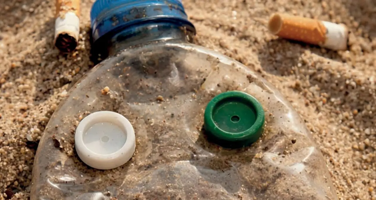 Mozziconi e plastica invadono le spiagge, anche in Calabria scatta la mobilitazione di Legambiente per la Giornata del mare\n