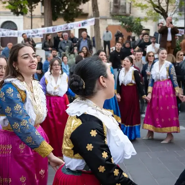 <p>Il sangue e la seta: la Vallja del martedì di Pasqua trasforma l’Arberia in un assedio di memoria e identità</p>