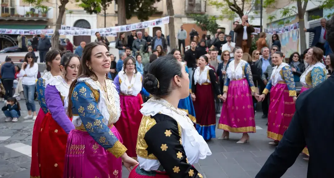 Il sangue e la seta: la Vallja del martedì di Pasqua trasforma l’Arberia in un assedio di memoria e identità\n