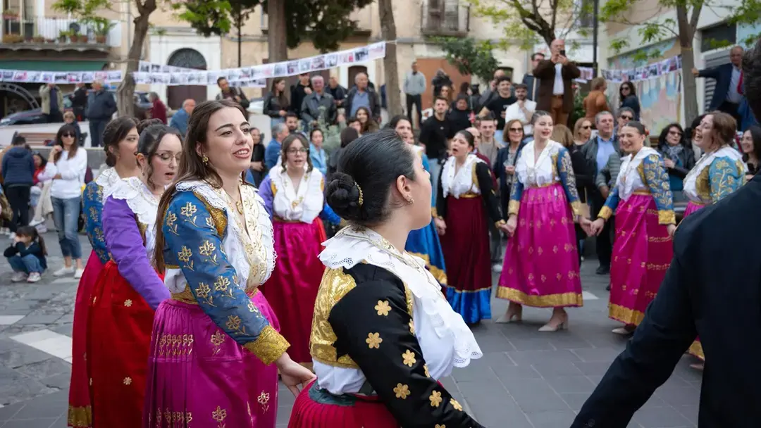 Il sangue e la seta: la Vallja del martedì di Pasqua trasforma l’Arberia in un assedio di memoria e identità\n