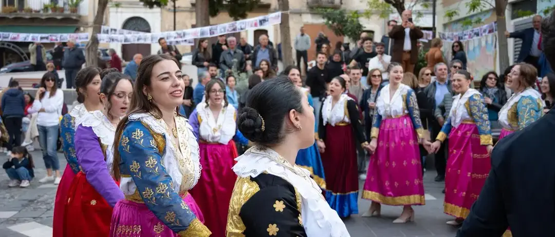 Il sangue e la seta: la Vallja del martedì di Pasqua trasforma l’Arberia in un assedio di memoria e identità\n