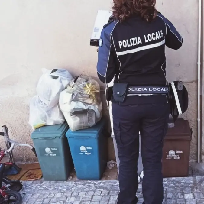 Rifiuti, controlli rafforzati a Nicotera: task force in campo e già una trentina di sanzioni irrogate\n