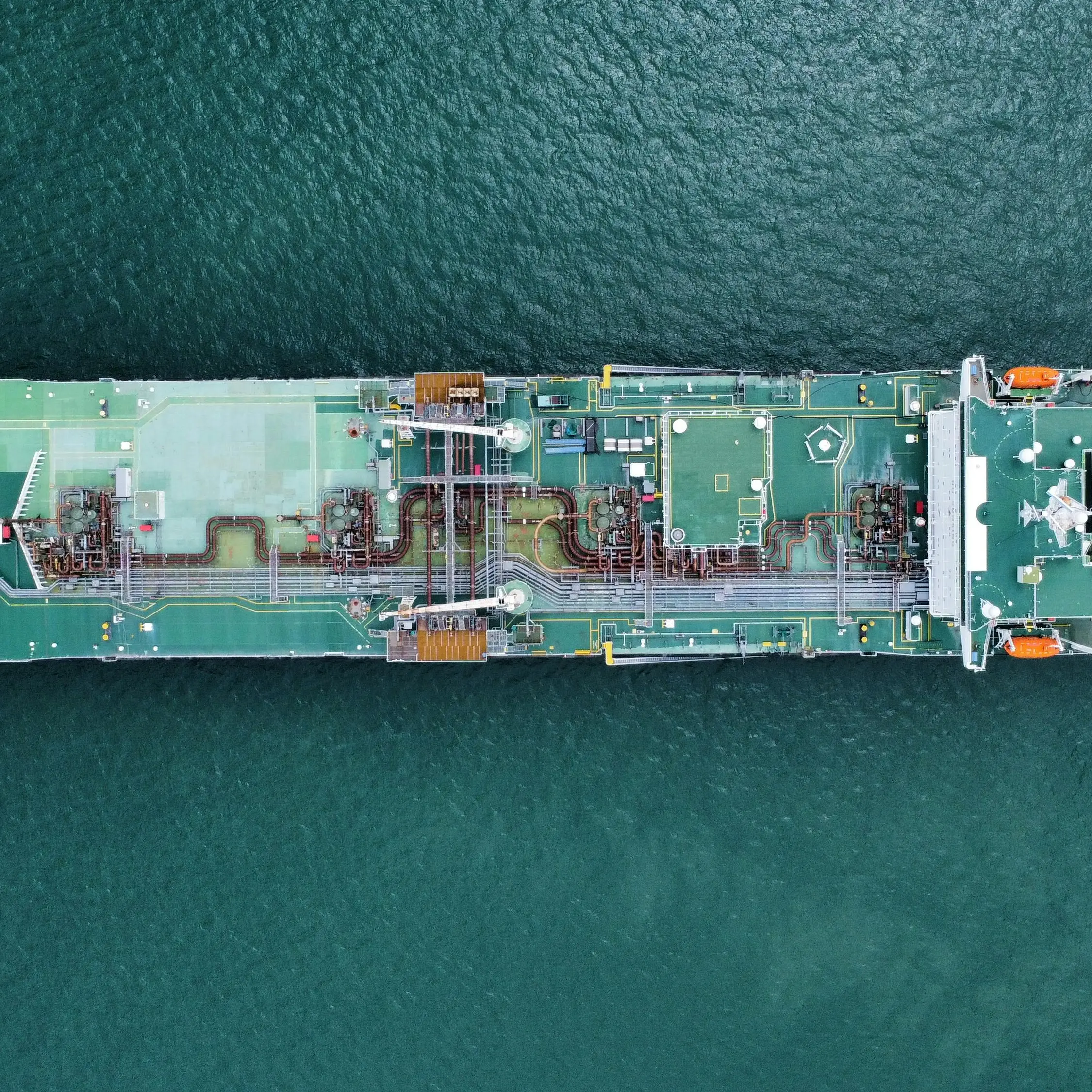 Tregua in Medio Oriente, il commercio marittimo riparte: oltre mille navi ferme nel Golfo iniziano a muoversi\n