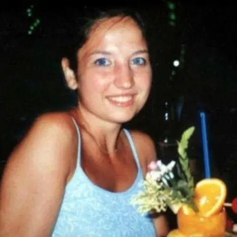 Caso Garlasco, spunta un biglietto anonimo sulla tomba di Chiara Poggi: «Ad uccidere è stato Marco»\n