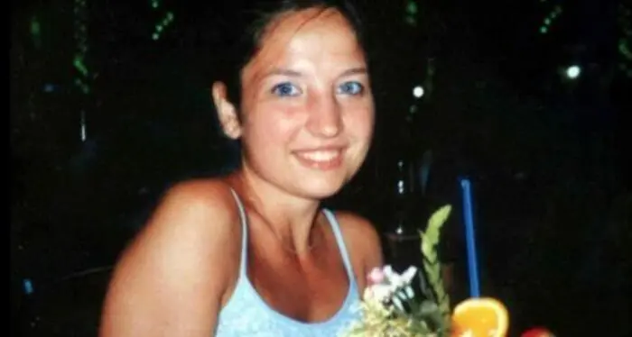 Caso Garlasco, spunta un biglietto anonimo sulla tomba di Chiara Poggi: «Ad uccidere è stato Marco»\n