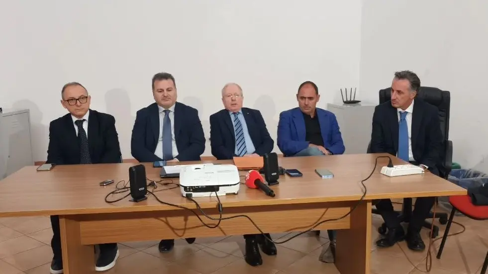 <p>Il tavolo della conferenza stampa dei commissari Asp</p>\\n