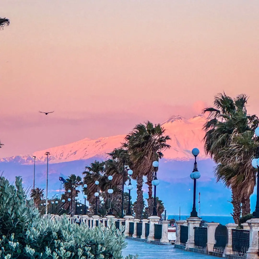 L’alba che respira tra mare e fuoco\n
