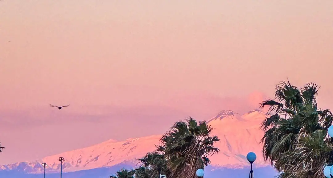L’alba che respira tra mare e fuoco\n