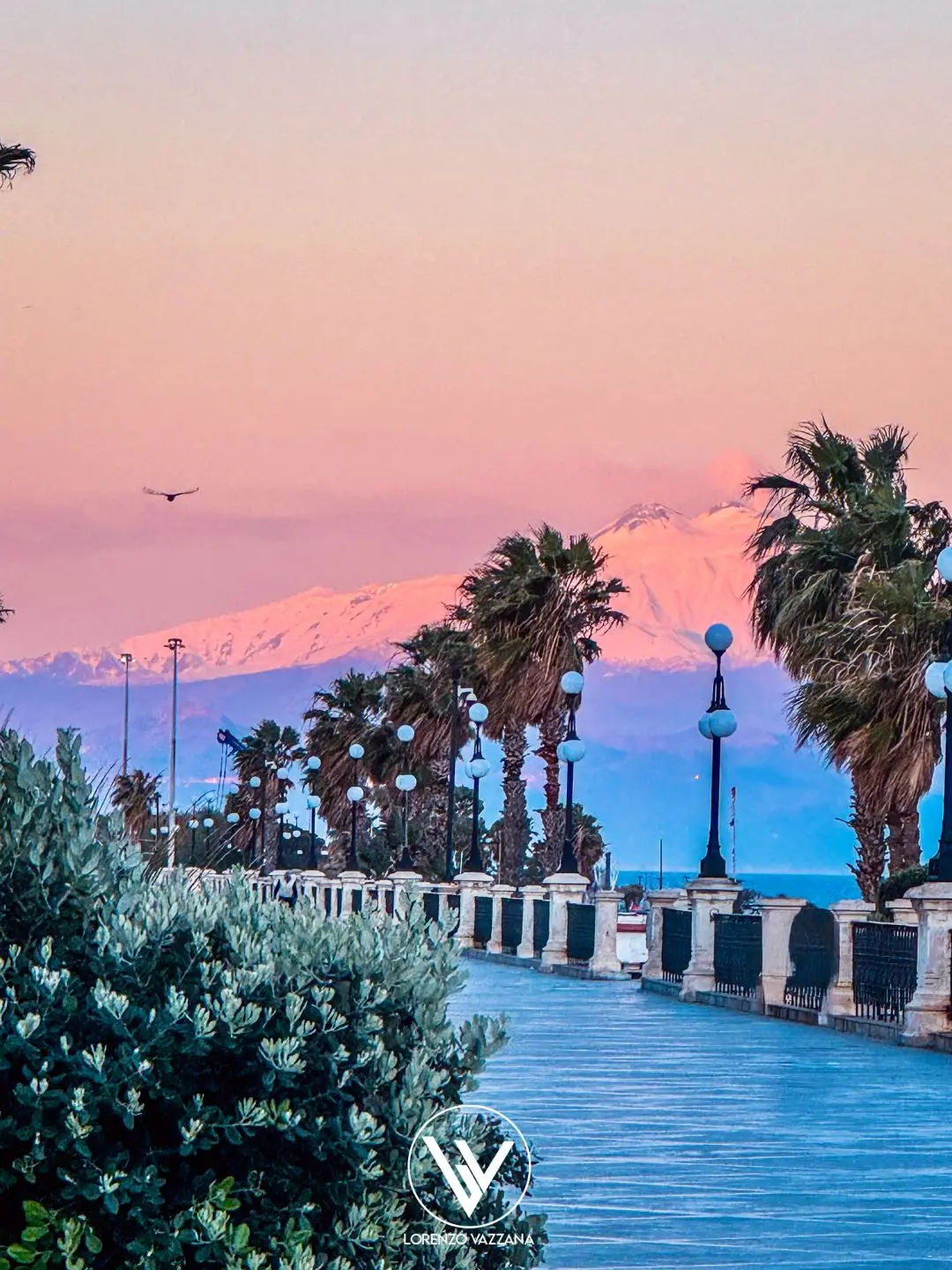 L’alba che respira tra mare e fuoco\n