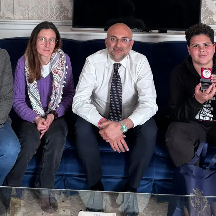 Il 13enne egiziano di Rende premiato in Provincia: riconoscimento per il gesto esemplare\n