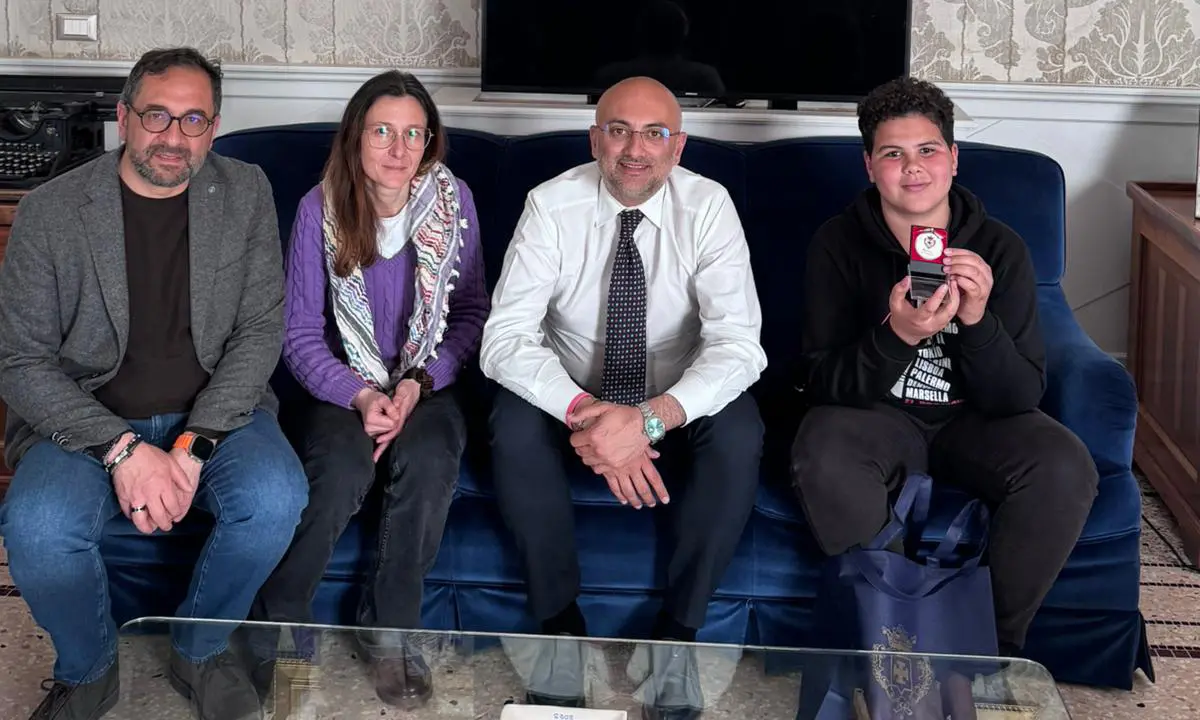 Il 13enne egiziano di Rende premiato in Provincia: riconoscimento per il gesto esemplare\n