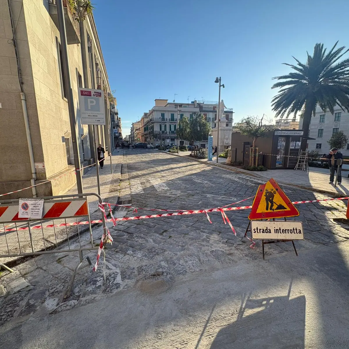 Reggio,\u00A0Forza Italia denuncia il caos a Piazza De Nava: «30 metri di strada bloccati da mesi»\n