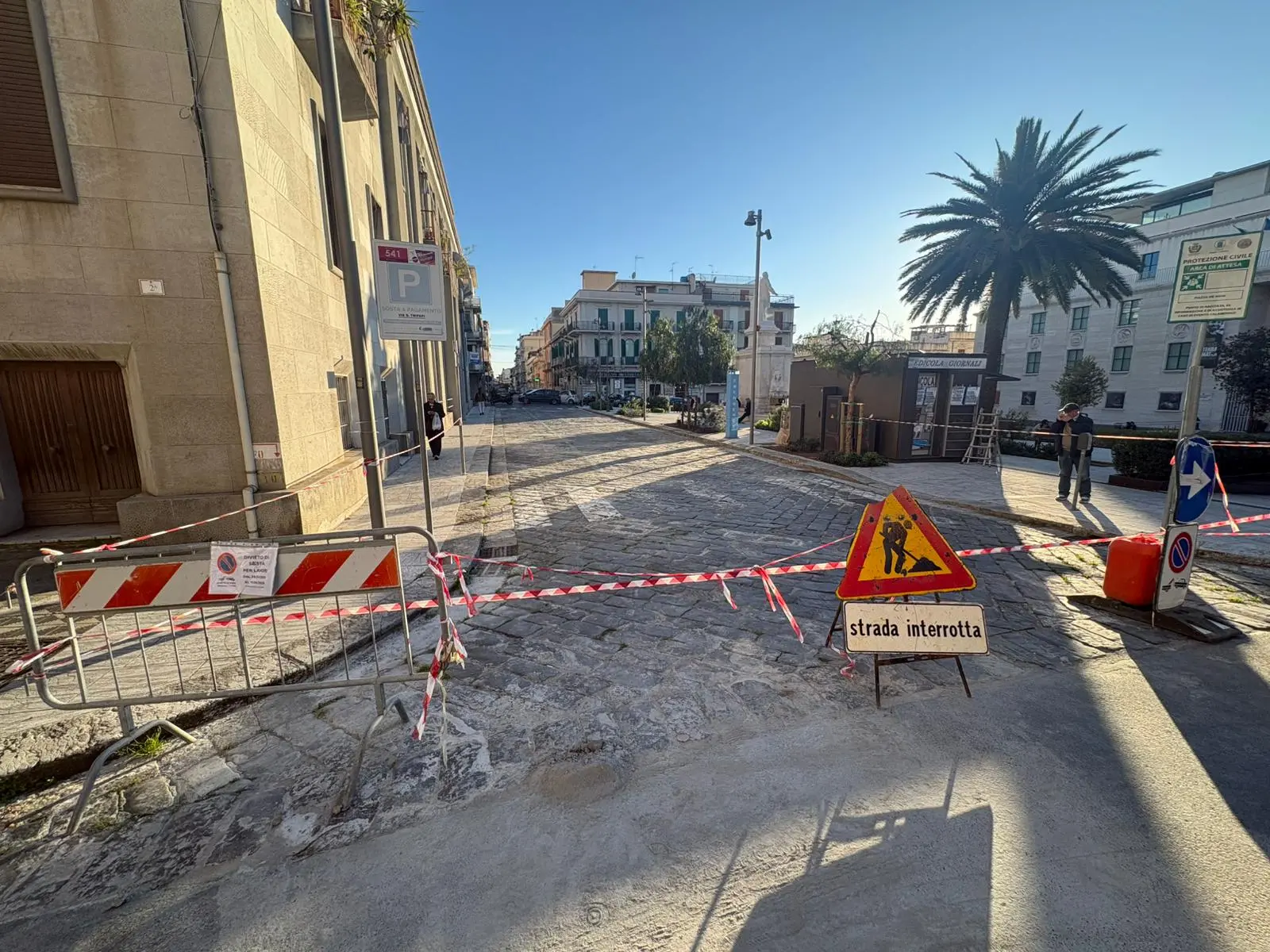 Reggio,\u00A0Forza Italia denuncia il caos a Piazza De Nava: «30 metri di strada bloccati da mesi»\n