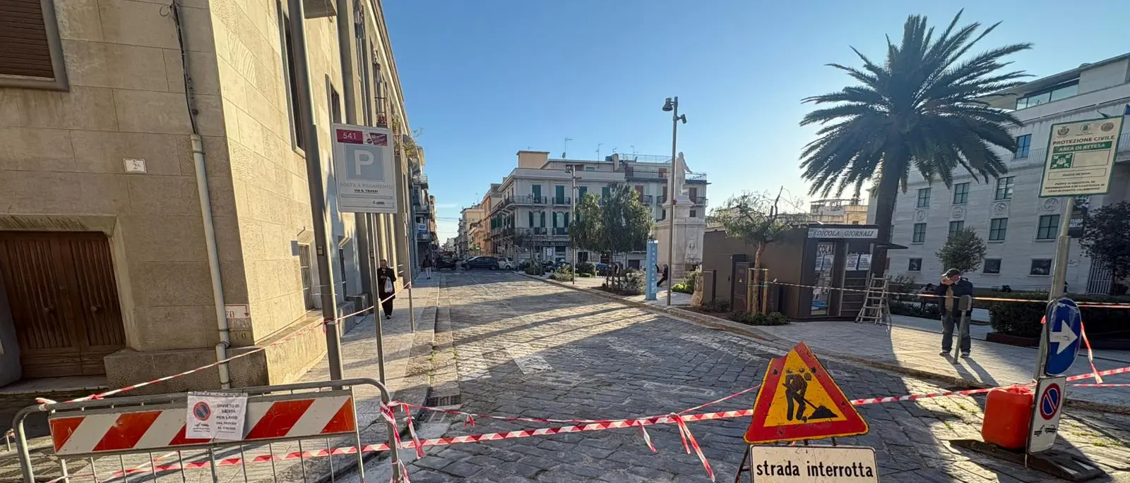 Reggio,\u00A0Forza Italia denuncia il caos a Piazza De Nava: «30 metri di strada bloccati da mesi»\n