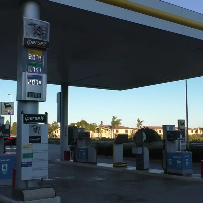 Caro carburante, prezzi alle stelle anche nella Locride: fino a 50 euro per un mezzo pieno di diesel\n