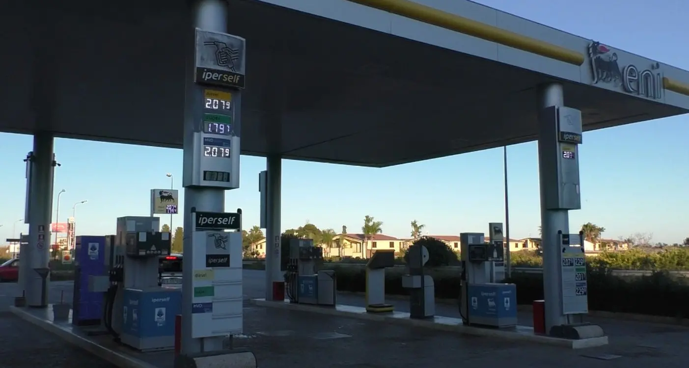 Caro carburante, prezzi alle stelle anche nella Locride: fino a 50 euro per un mezzo pieno di diesel\n