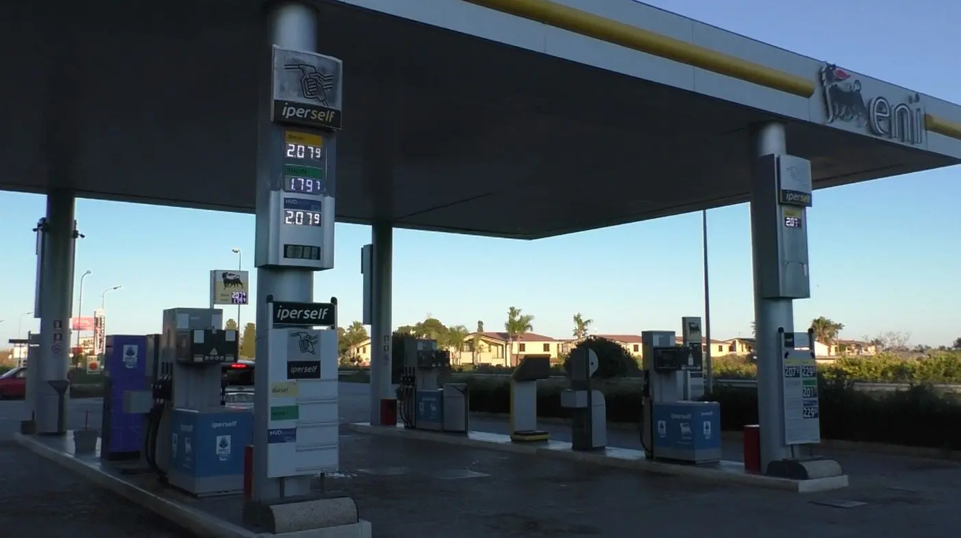 Caro carburante, prezzi alle stelle anche nella Locride: fino a 50 euro per un mezzo pieno di diesel\n