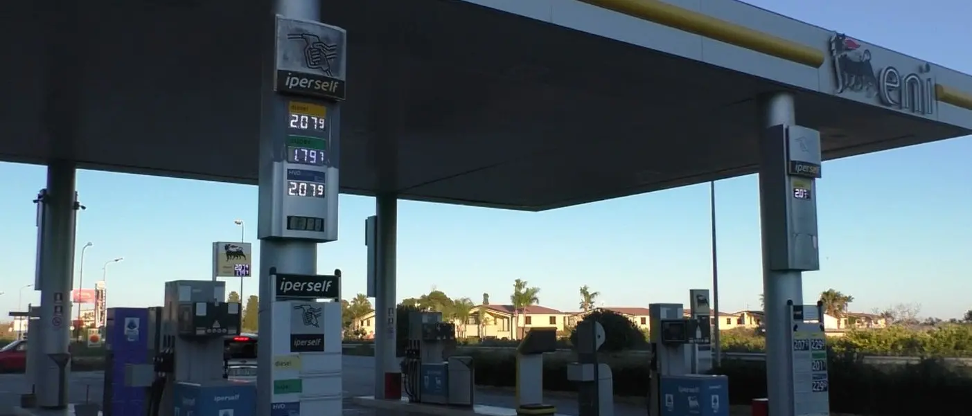 Caro carburante, prezzi alle stelle anche nella Locride: fino a 50 euro per un mezzo pieno di diesel\n