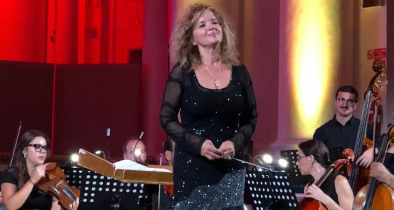 Trionfo a Livorno per Cettina Nicolosi: la bacchetta del \"Saverio Arlia\" incanta il Teatro Goldoni\n