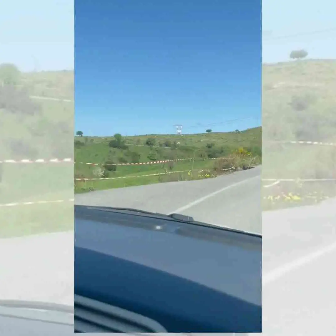 Scala Coeli, da venti giorni un tratto di strada franato mette a rischio gli automobilisti ma nessuno interviene\n