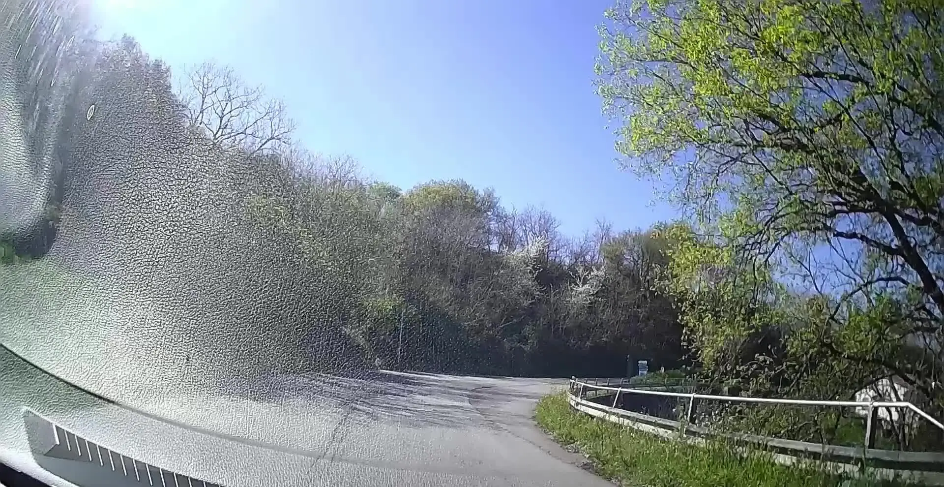 Strada per Triparni, l’allarme di un lettore: «Quella buca è una trappola»