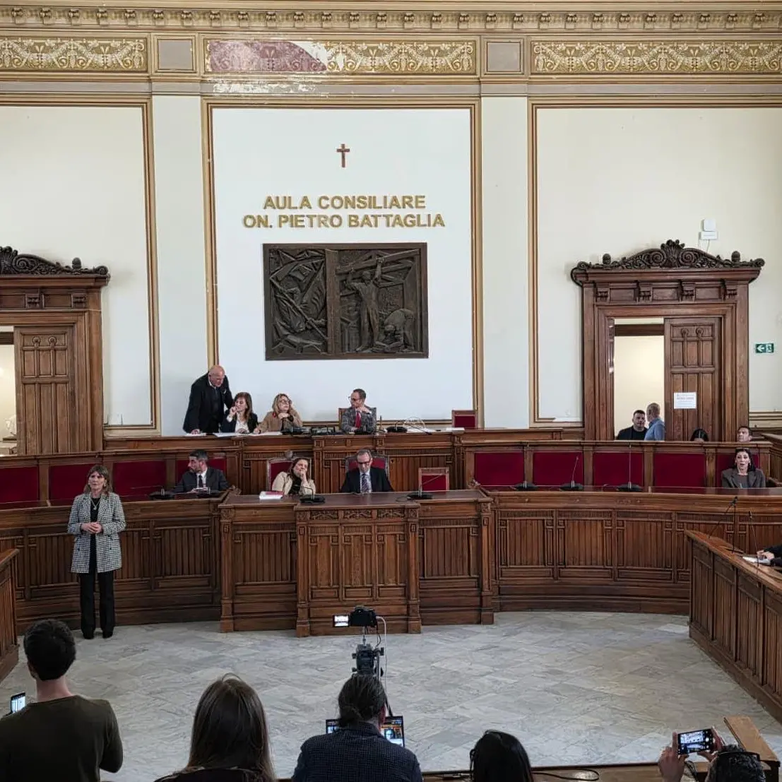 Comitati di quartiere, banda musicale e Consulte, la partecipazione prende forma nell’aula Battaglia, ma non mancano le polemiche… in maggioranza\n