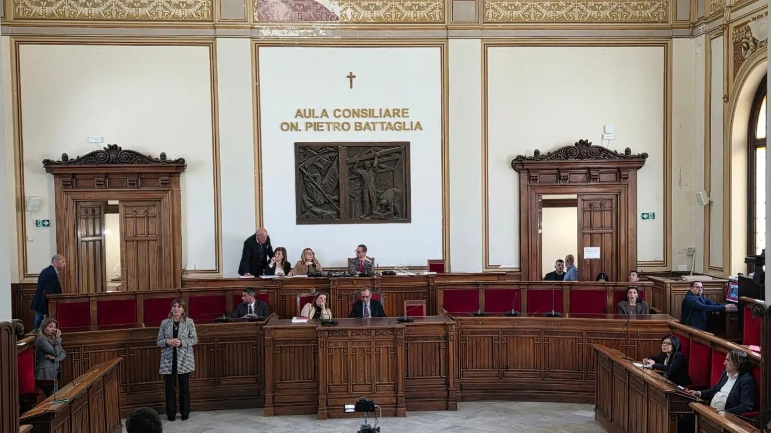 Comitati di quartiere, banda musicale e Consulte, la partecipazione prende forma nell’aula Battaglia, ma non mancano le polemiche… in maggioranza\n