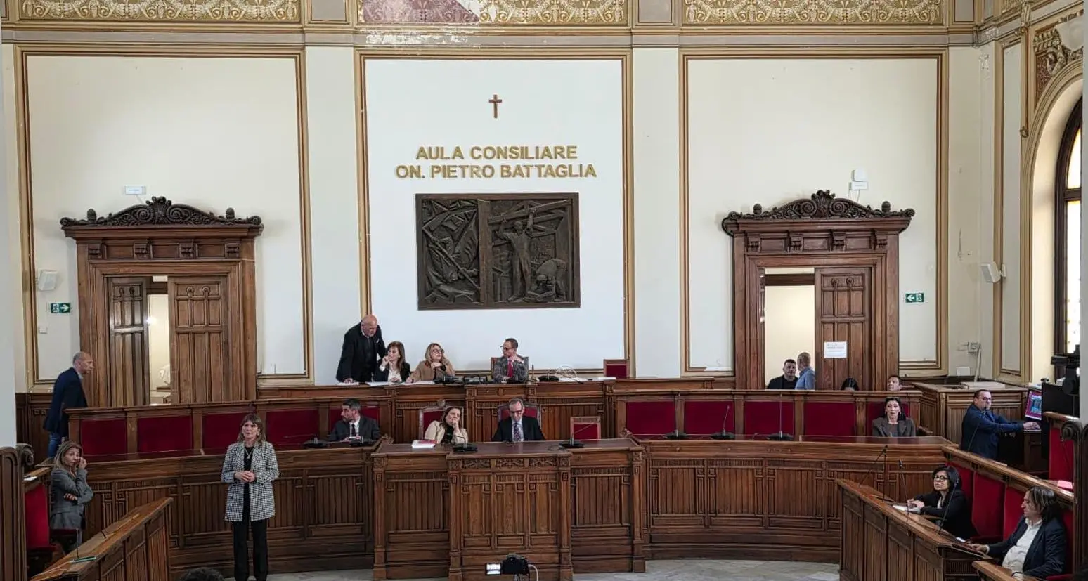 Comitati di quartiere, banda musicale e Consulte, la partecipazione prende forma nell’aula Battaglia, ma non mancano le polemiche… in maggioranza\n