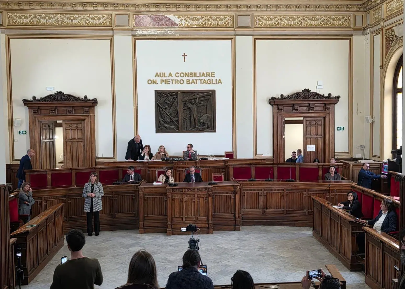 Comitati di quartiere, banda musicale e Consulte, la partecipazione prende forma nell’aula Battaglia, ma non mancano le polemiche… in maggioranza\n