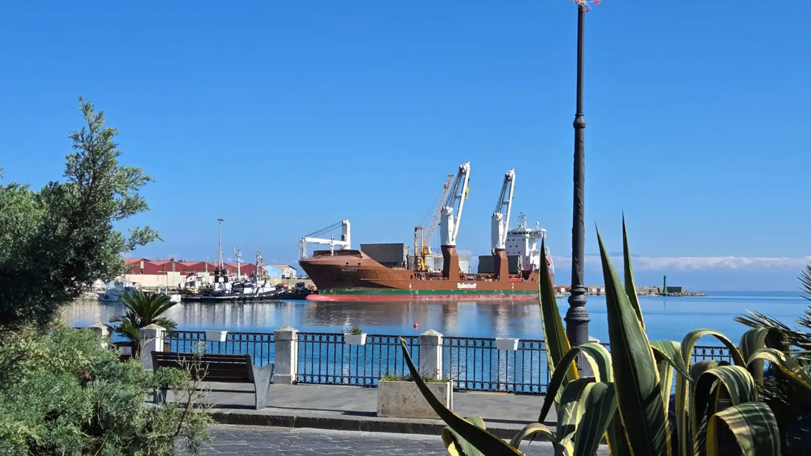 <p>Una delle navi approdate nei giorni scorsi a Vibo Marina</p>\\n