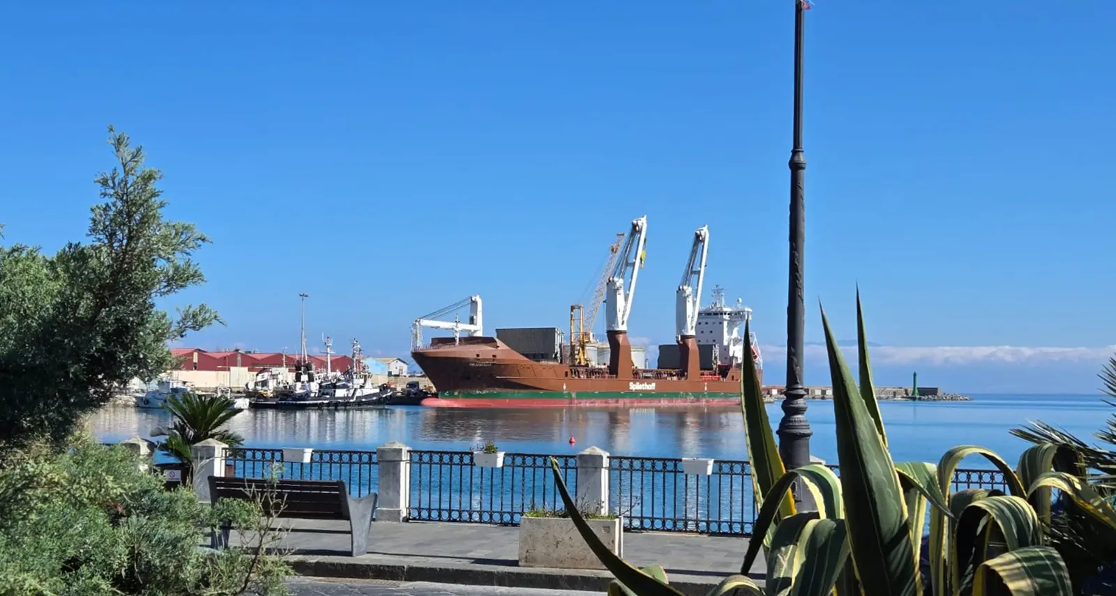 Al porto di Vibo Marina due grandi navi cargo:\u00A0continua l’export del polo metalmeccanico verso\u00A0gli Usa e non solo\n