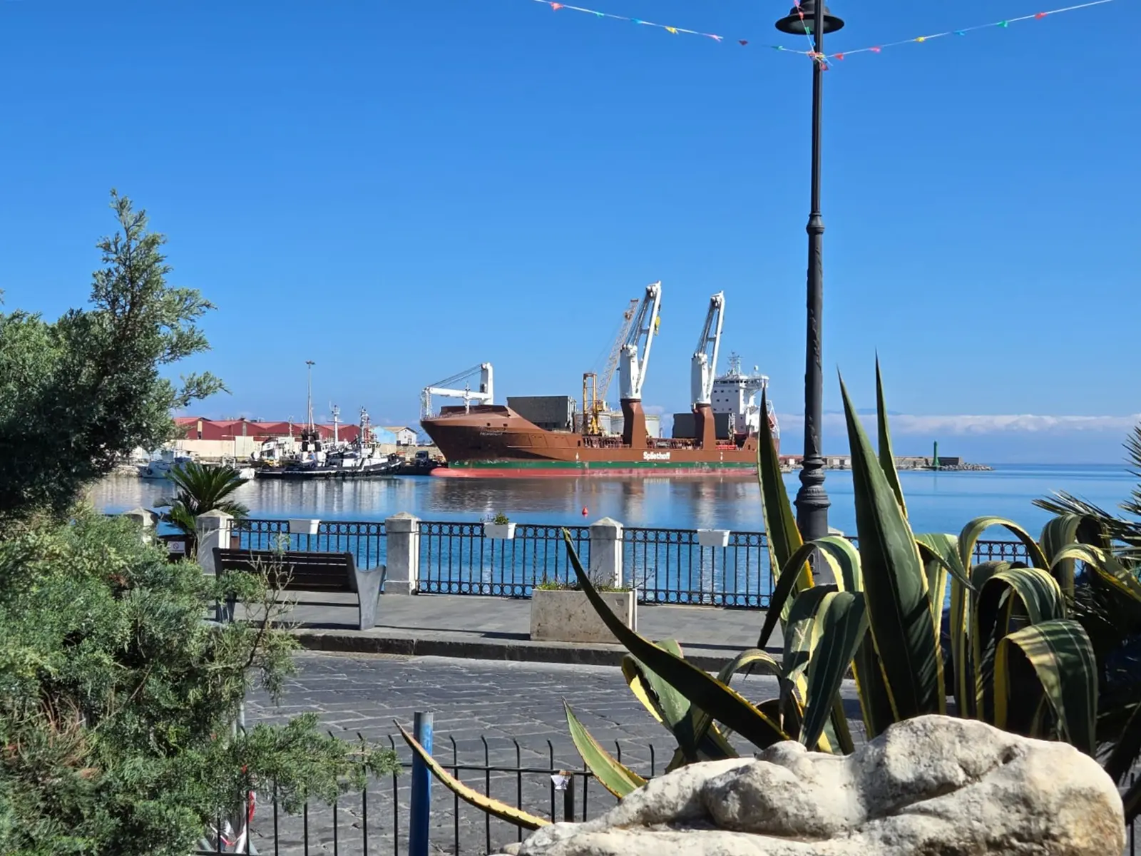 Al porto di Vibo Marina due grandi navi cargo:\u00A0continua l’export del polo metalmeccanico verso\u00A0gli Usa e non solo\n