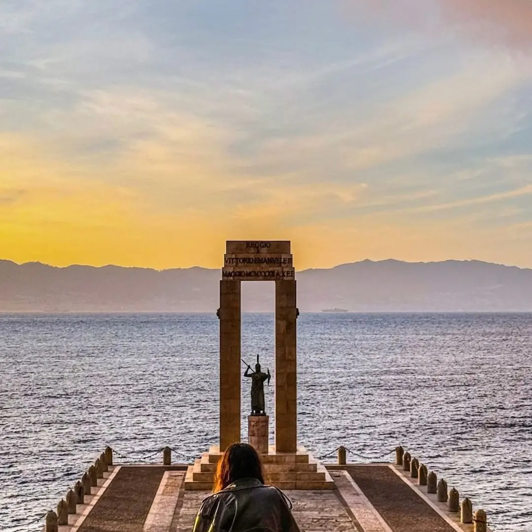 Tramonto d’anima sul lungomare\n