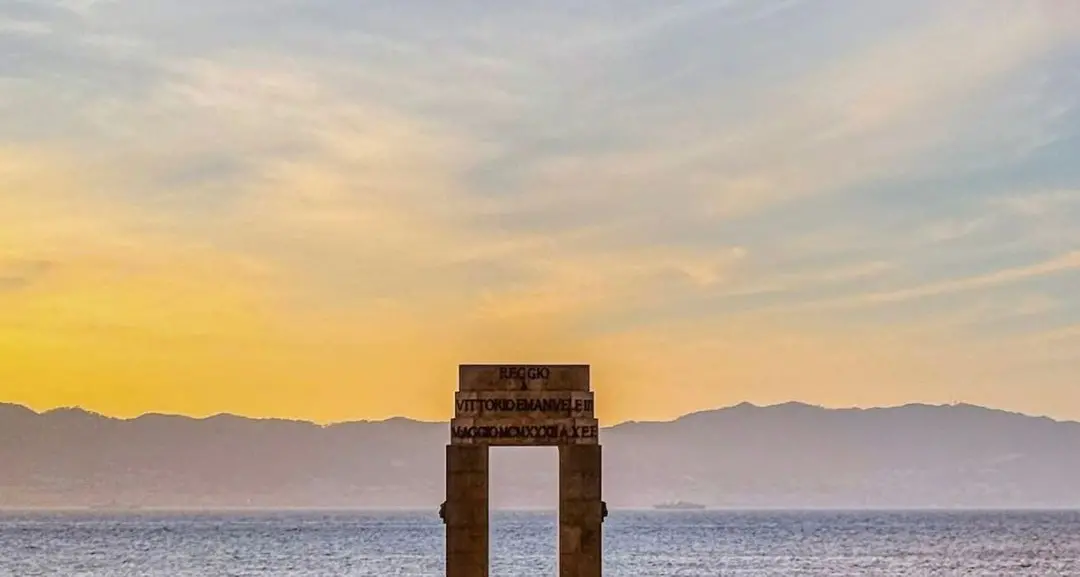 Tramonto d’anima sul lungomare\n