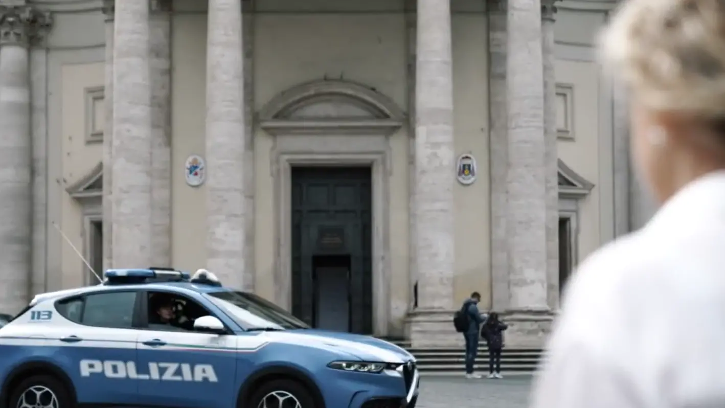 <p>Un fotogramma dello spot ministeriale per il 174° anniversario della Polizia di Stato</p>\\n