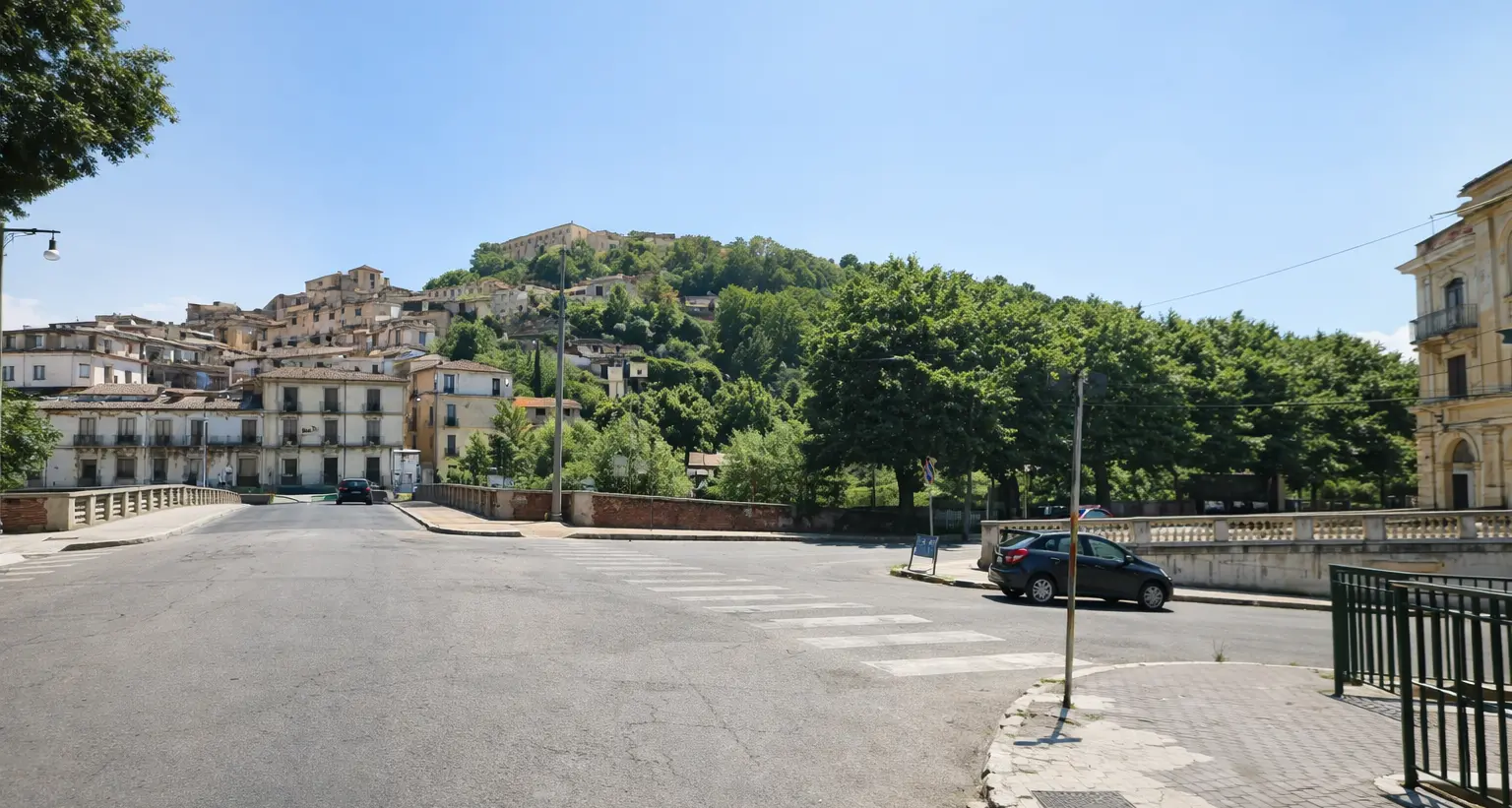 <p><span style=\"color:hsl(0, 75%, 60%);\">Studentessa aggredita</span> nel centro di Cosenza dopo la scuola: la madre denuncia «Viviamo nella paura»</p>