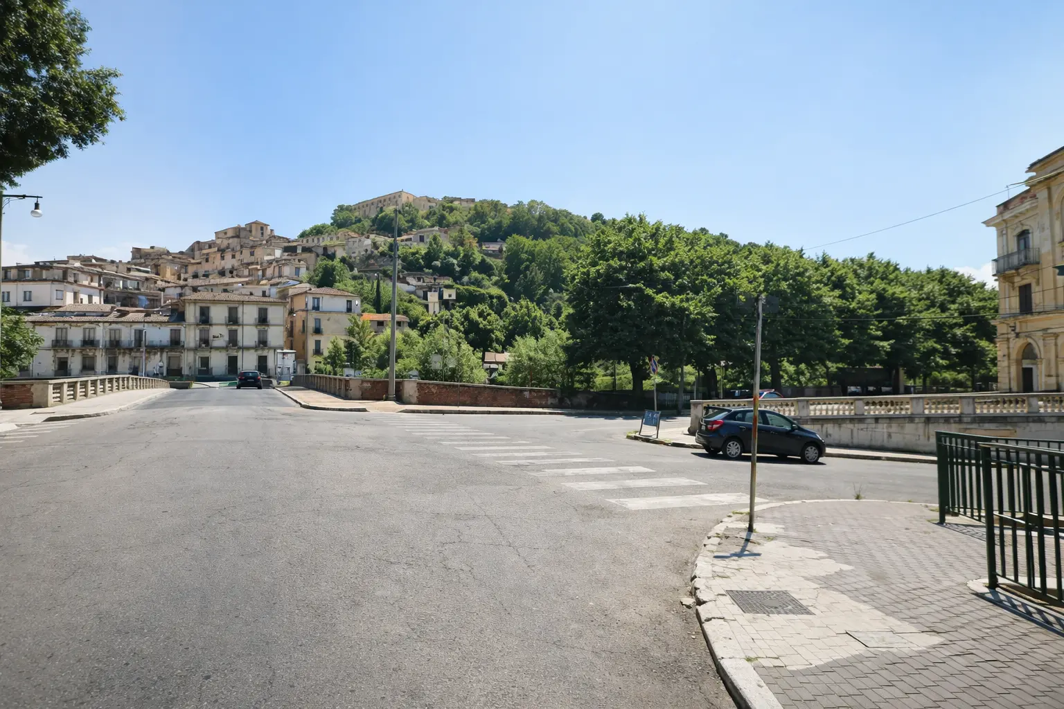 Cosenza, aggressioni in serie contro donne: paura in centro. «È sempre lo stesso uomo»\n