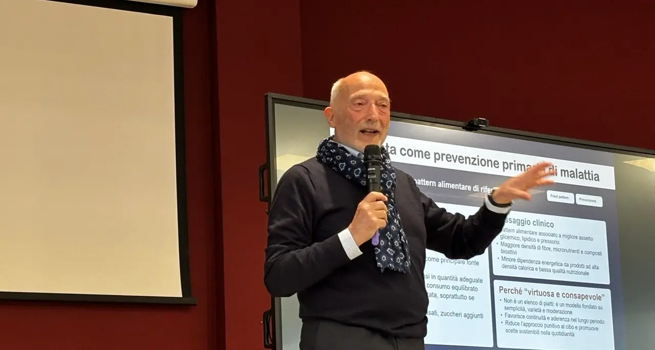 Pietro Leo al liceo Scorza: «La dieta mediterranea è la nostra chiave di volta»