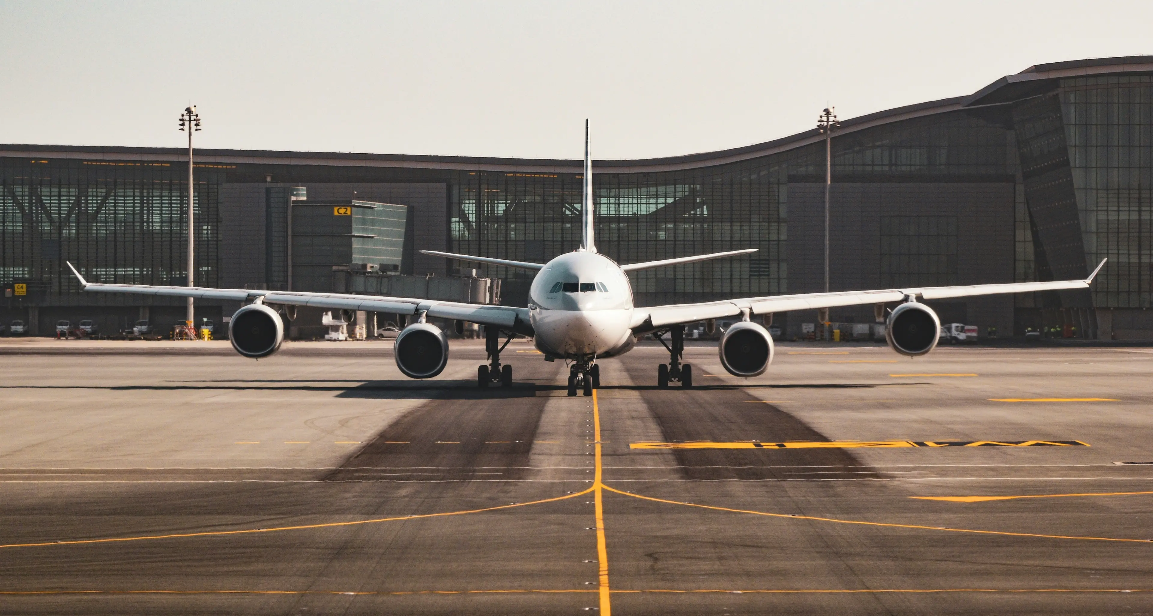 Aeroporti senza carburante, se lo Stretto di Hormuz non riaprirà entro tre settimane si rischia il blocco dei voli\n