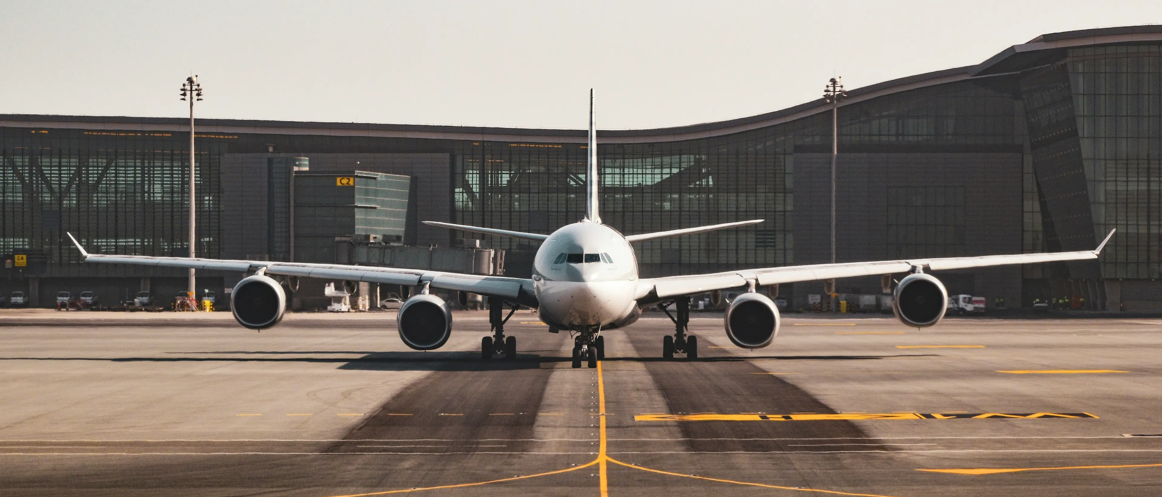 Aeroporti senza carburante, se lo Stretto di Hormuz non riaprirà entro tre settimane si rischia il blocco dei voli\n